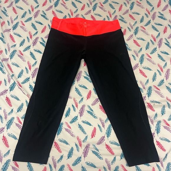 🌸Adidas Black and Red Leggings 3/4 - Picture 1 of 5